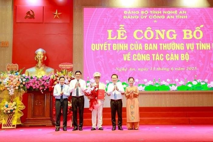 Lãnh đạo tỉnh Nghệ An tặng hoa chúc mừng tân Giám đốc Công an tỉnh
