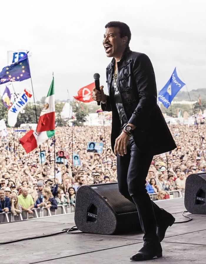 Đám đông nhiệt tình cổ vũ Lionel Richie