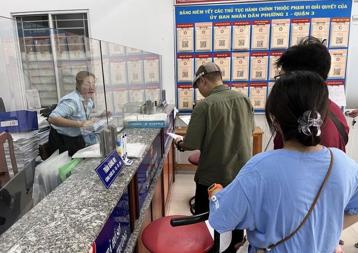 Tại Phường Bàn Cờ, Quận 3, Thành phố Hồ Chí Minh (Phường cũ) mọi hoạt động sao y, chứng nhận giấy tờ phục vụ người dân vẫn tiếp diễn bình thường, song song với quá trình vận hành thử nghiệm sáng 12/6/2025. Ảnh: Thanh Vũ-TTXVN