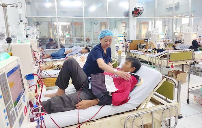  Trang thiết bị y tế cũ kỹ, phòng điều trị nhỏ hẹp tại Bệnh viện quận 4, TPHCM. Ảnh: QUANG HUY 