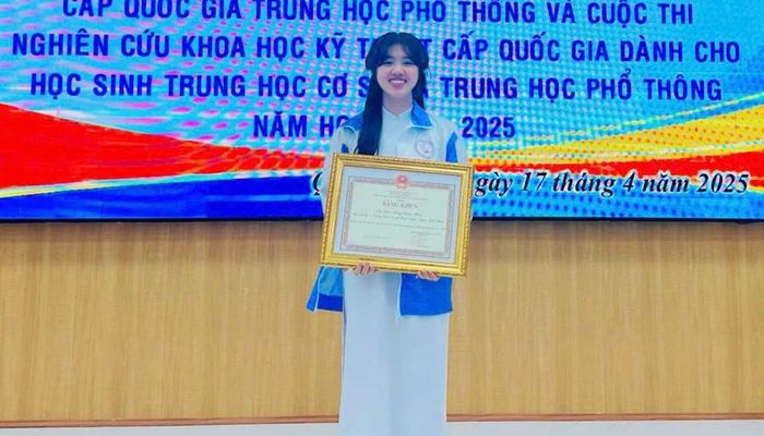  Lâm Hưng Thiên Phúc tại lễ tuyên dương khen thưởng. 