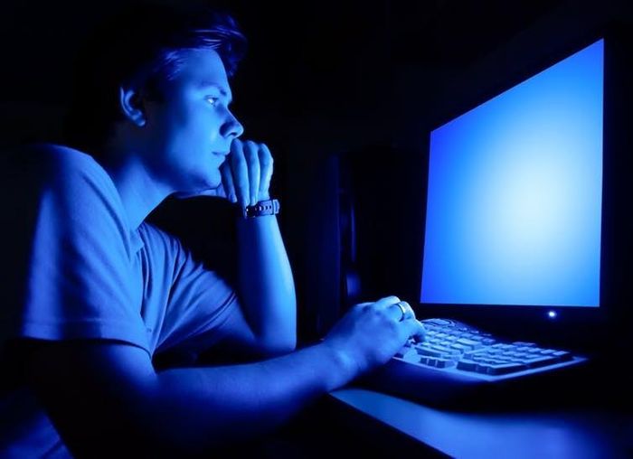 Ánh sáng xanh - loại ánh sáng phát ra từ màn hình điện thoại, máy tính bảng và laptop đang trở thành tâm điểm của nhiều tranh luận về sức khỏe thị lực. Ảnh: Internet.