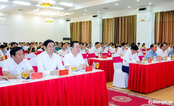 Các đồng chí trong Thường trực Tỉnh ủy Nghệ An và các đại biểu dự tập huấn tại điểm cầu chính tỉnh Nghệ An. Ảnh: Phạm Bằng