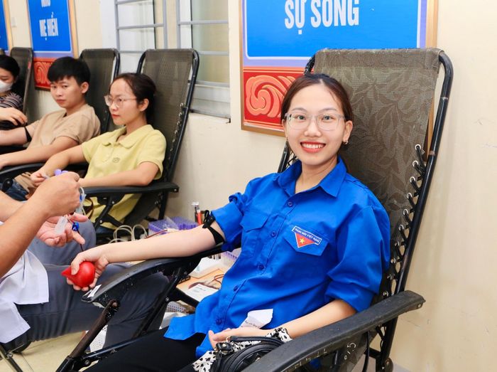 Đoàn thanh niên Bệnh viện Sản Nhi Nghệ An tích cực hưởng ứng chương trình hiến máu tình nguyện. Ảnh: CSCC