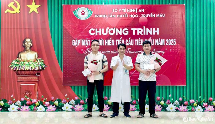 Bác sĩ CKII Phạm Văn Thái (ở giữa) trao quà cho những cá nhân hiến tiểu cầu tiêu biểu năm 2025. Ảnh: Diệp Thanh
