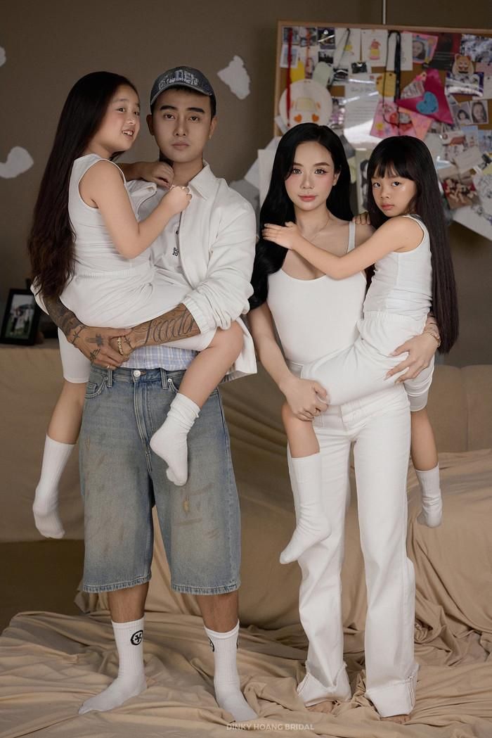 Khung ảnh hạnh phúc của Đạt G và Cindy Lư bên hai con. (Ảnh: FBNV)