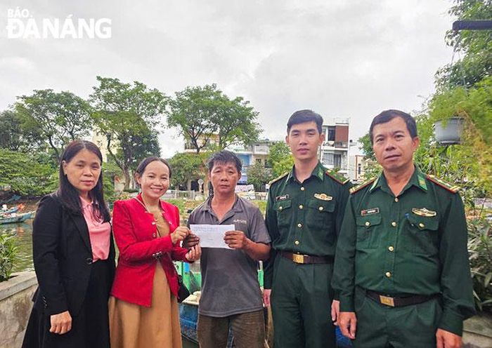 Đại diện Hội Nông dân phường Thanh Khê Tây phối hợp Đồn biên phòng Phú Lộc thăm hỏi, trao hỗ trợ cho ngư dân Trần Văn Đức bị thiệt hại trong lúc ra khơi. Ảnh: HUY HOÀNG