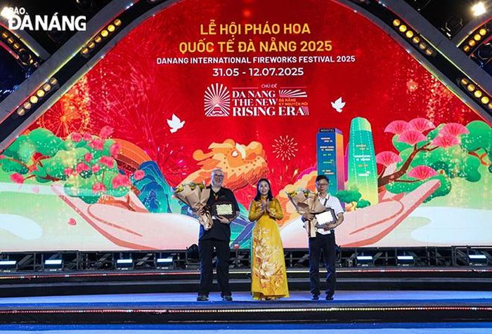 Phó Chủ tịch UBND thành phố Nguyễn Thị Anh Thi trao kỷ niệm chương cho hai đội thi.