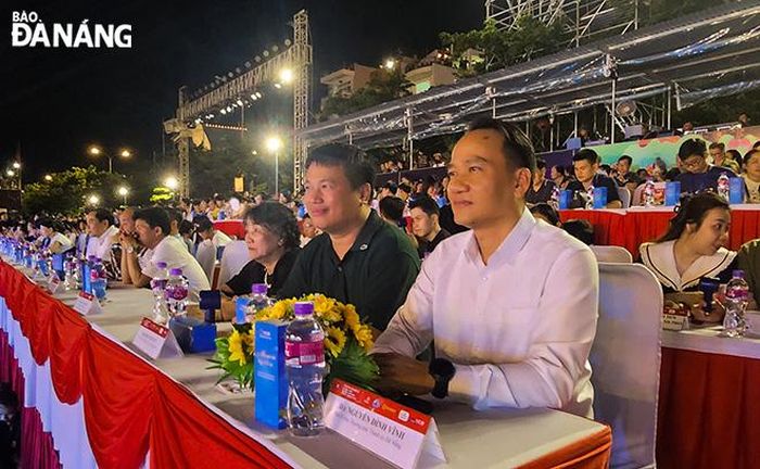 Phó Bí thư Thường trực Thành ủy Nguyễn Đình Vĩnh (bên phải, đầu tiên) theo dõi đêm thi thứ 3 DIFF 2025.