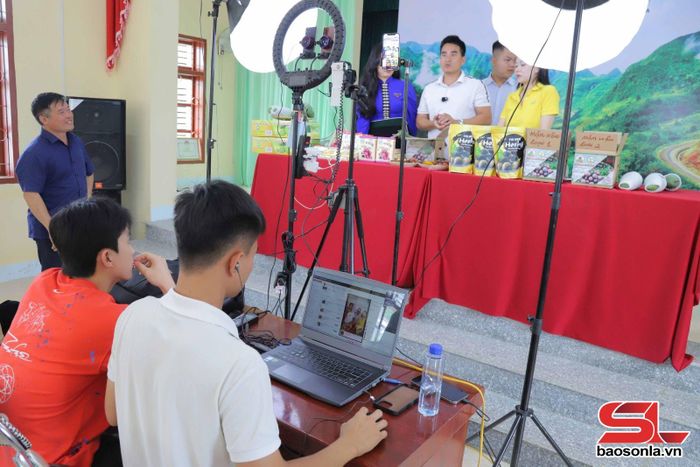 VNPost phối hợp cùng với các nhà sáng tạo nội dung số livestream Chợ phiên OCOP Sơn La tại nhà văn hóa xã Phiêng Khoài, huyện Yên Châu.