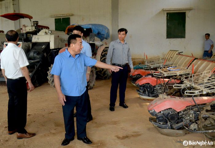Phó Chủ tịch UBND tỉnh Nguyễn Văn Đệ tham quan kho chứa máy nông nghiệp của HTX Dịch vụ nông nghiệp và Xây dựng Minh Thành (Yên Thành). Ảnh: Xuân Hoàng
