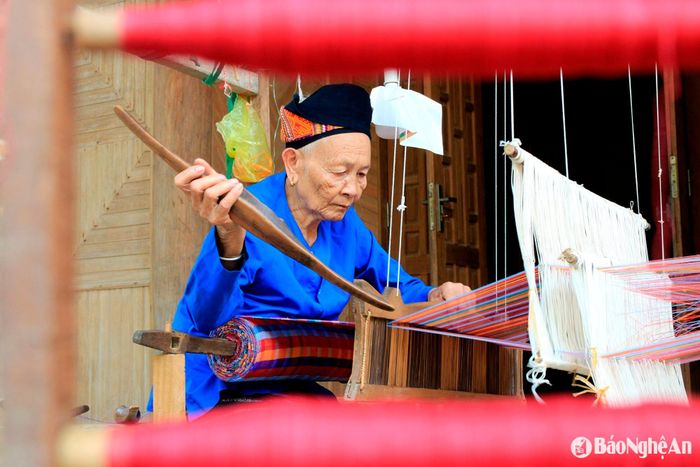 Dù đã khá lớn tuổi nhưng bà Vi Thị Liên vẫn miệt mài giữ nghề. Ảnh: Đình Tuân