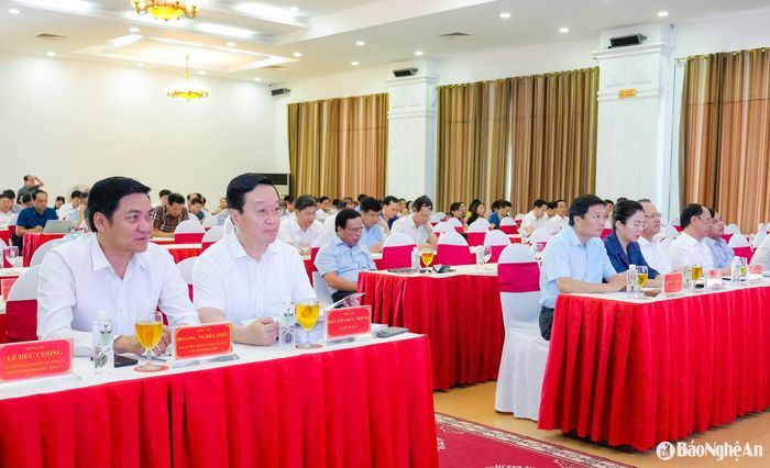 Các đồng chí trong Thường trực Tỉnh ủy và các đại biểu dự tập huấn tại điểm cầu chính tỉnh Nghệ An. Ảnh: Phạm Bằng