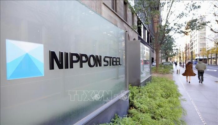 Logo của Tập đoàn thép Nippon Steel tại trụ sở của hãng ở Tokyo. Ảnh: Kyodo/TTXVN