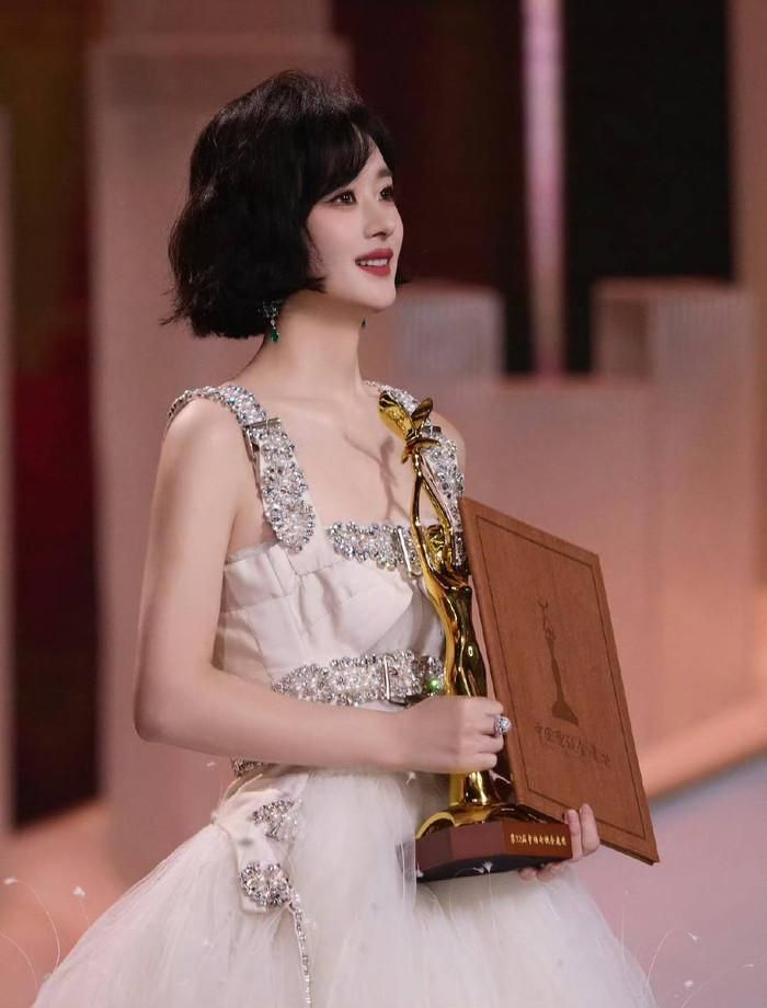 Triệu Lệ Dĩnh nên làm gì để một lần nữa lấy lại danh tiếng? (Ảnh: Weibo). 