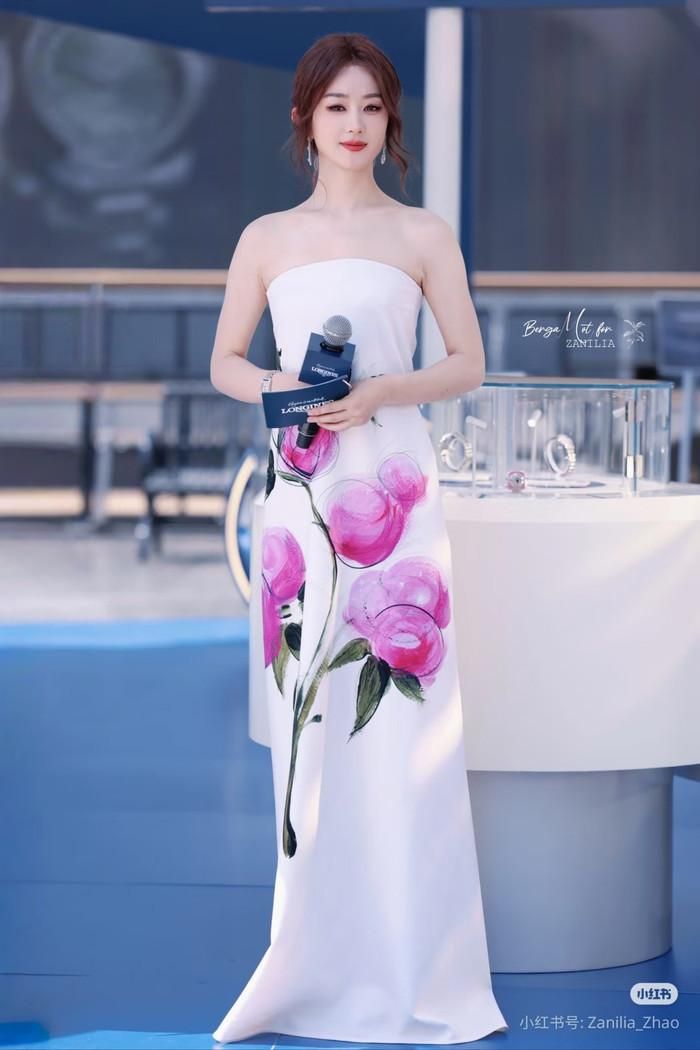Tạo hình của Triệu Lệ Dĩnh thường xuyên bị chê thiếu tính thẩm mỹ (Ảnh: Weibo). 