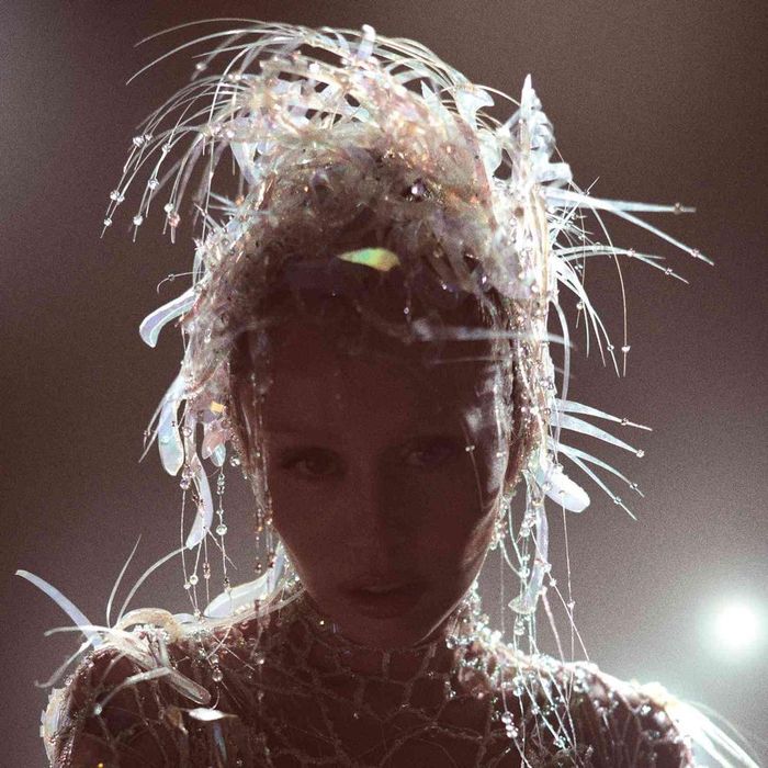 Miley Cyrus trên bìa album “Something Beautiful”