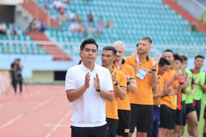 Trong ngày đội bóng đăng quang, HLV Việt Thắng lại nhận được tin bản thân sẽ không còn là HLV trưởng đội bóng ở mùa giải năm sau. Ảnh: Minh Hoàng