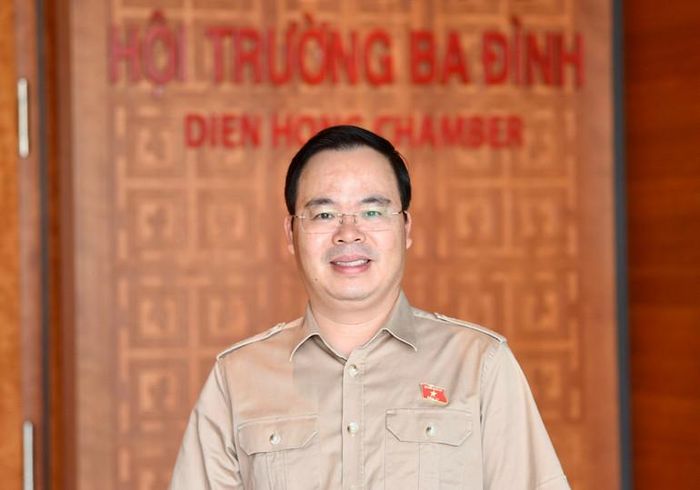  Đại biểu Trần Văn Khải (Đoàn Hà Nam), Phó Chủ nhiệm Ủy ban Khoa học, Công nghệ và Môi trường trao đổi với phóng viên bên lề hành lang Quốc hội. (Ảnh: TL) 