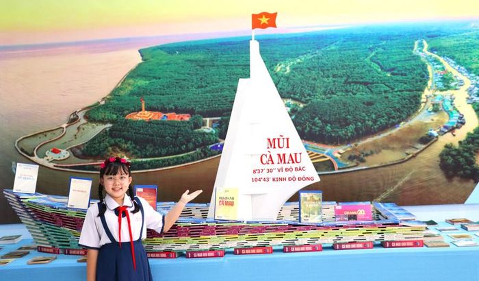  Mô hình xếp sách biểu tượng Mũi Cà Mau. Ảnh: Quách Mến 