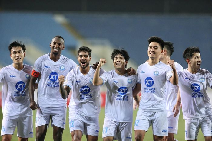 Thép Xanh Nam Định sở hữu 54 điểm sau 25 trận và chính thức vô địch V-League 2024-2025.