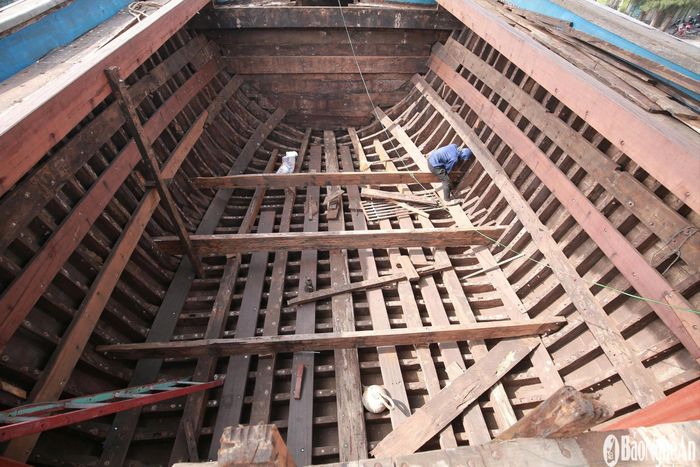 Thay lớp “áo mới” cho tàu - những người thợ vừa sơn, vừa thay ván, vừa gia cố lớp vỏ gỗ bị mục, vừa tỉ mỉ, vừa vất vả. Họ đang hồi sinh sức sống cho một phương tiện mưu sinh giữa trùng khơi. Ảnh: T.P