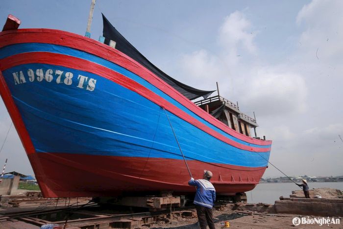 Hiện nay, nghề sửa chữa tàu đối mặt với nhiều khó khăn: Luồng lạch bồi lấp, vốn đầu tư eo hẹp, ngư dân không đóng mới tàu khiến các xưởng cũng chật vật trụ lại. Nhưng giữa gian khó, họ vẫn miệt mài giữ nghề. Ảnh: T.P