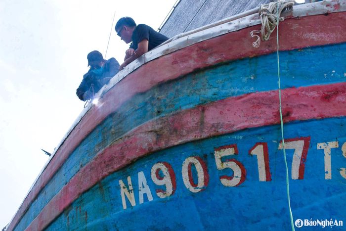 “Khám bệnh” cho tàu - việc đầu tiên và quan trọng nhất trong quy trình sửa chữa. Bằng kinh nghiệm và con mắt nghề, người thợ sẽ rà soát từng chi tiết: thân vỏ, động cơ, cánh quạt… để lên phương án xử lý. Ảnh: T.P