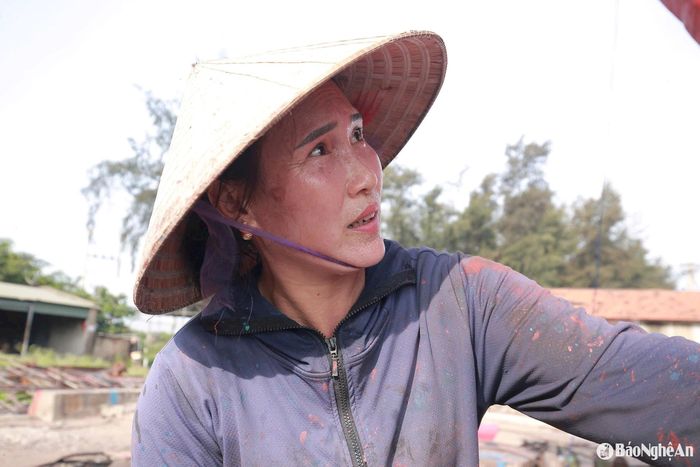 Sự vất vả hiện rõ trên những gương mặt lấm lem, đẫm mồ hôi. Ảnh: T.P