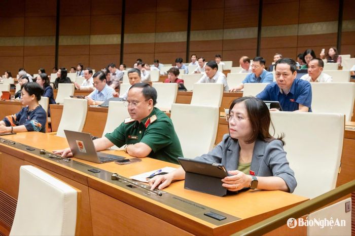 Các ĐBQH đoàn Nghệ An bấm nút biểu quyết. Ảnh: Nam An