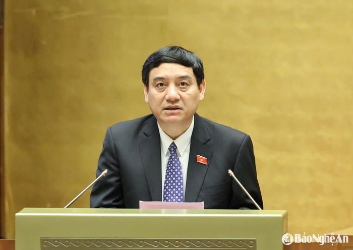 Chủ nhiệm Ủy ban Văn hóa và Xã hội Nguyễn Đắc Vinh trình bày Báo cáo tiếp thu, giải trình, chỉnh lý dự thảo Luật Nhà giáo. Ảnh: Nam An