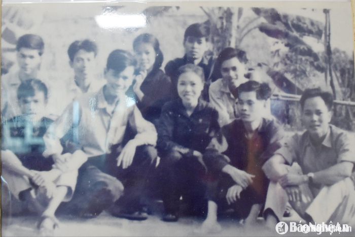 Tập thể cán bộ, phóng viên Báo Nghệ An trong những năm chiến tranh. Ảnh tư liệu