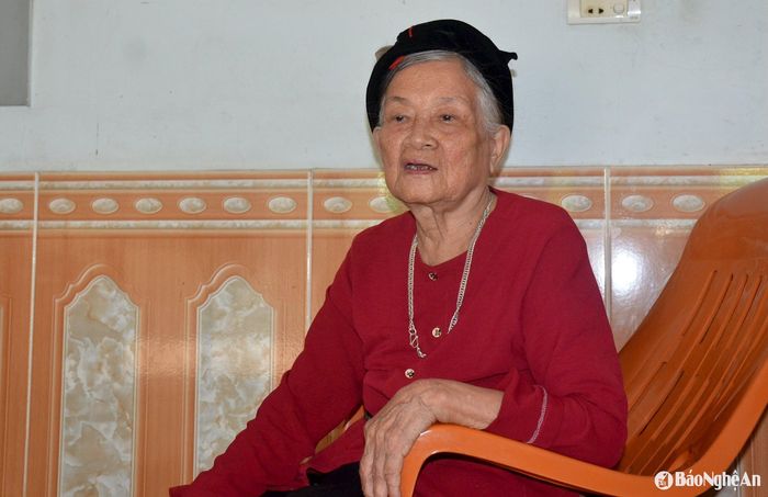 Bà Nguyễn Thị Khôi kể lại những câu chuyện về cán bộ, phóng viên Báo Nghệ An đã giúp dân trong giai đoạn sơ tán về xã Tân Sơn. Ảnh: Thành Chung