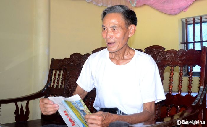 Ông Trần Văn Sâm kể chuyện Báo Nghệ An mượn nhà của gia đình làm trụ sở tòa soạn. Ảnh: Thành Chung