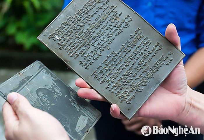 2 trong những bản kẽm để in báo Nghệ An trong những năm 1968 - 1969 do ông Trần Văn Sâm lưu giữ. Ảnh: Đức Anh