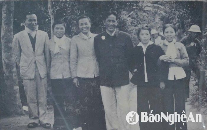 Tổng Bí thư Lê Duẩn chụp ảnh cùng cán bộ tỉnh Nghệ An vào năm 1968. Ảnh tư liệu: Thanh Hảo