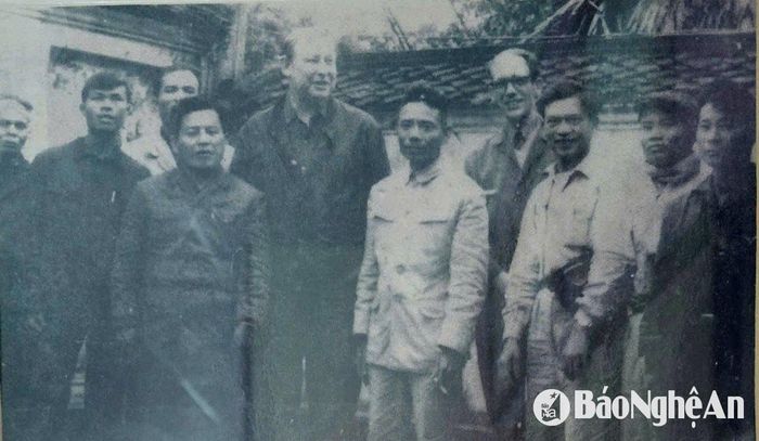 Đoàn cán bộ văn hóa, báo chí Cộng hòa Dân chủ Đức thăm Báo Nghệ An đang sơ tán tại huyện Đô Lương. Ảnh tư liệu: Dương Huy