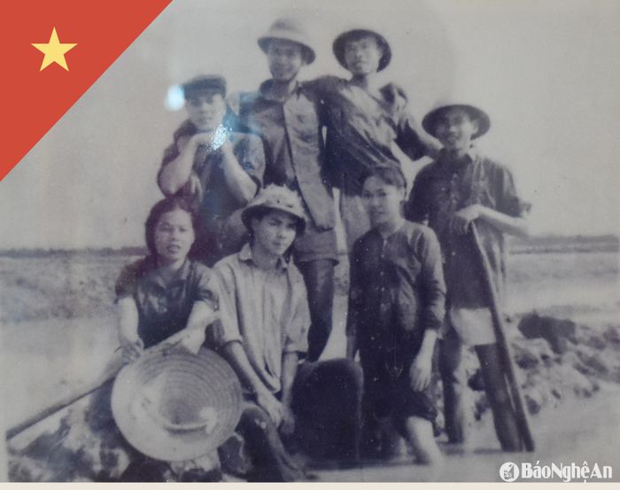Cán bộ, phóng viên Báo Nghệ An giúp dân làm thủy lợi năm 1964. Ảnh tư liệu: Thanh Hảo