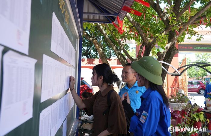 Học sinh theo dõi thông tin tuyển sinh vào lớp 10. Ảnh: Mỹ Hà