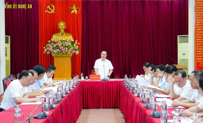 Đồng chí Nguyễn Đức Trung - Bí thư Tỉnh ủy chủ trì phiên họp của Ban Thường vụ Tỉnh ủy. Ảnh: Phạm Bằng