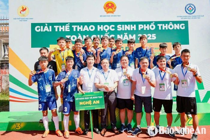Đội bóng học sinh THCS Nghệ An giành ngôi Vô địch Giải Thể thao học sinh phổ thông toàn quốc năm 2025. Ảnh: CSCC