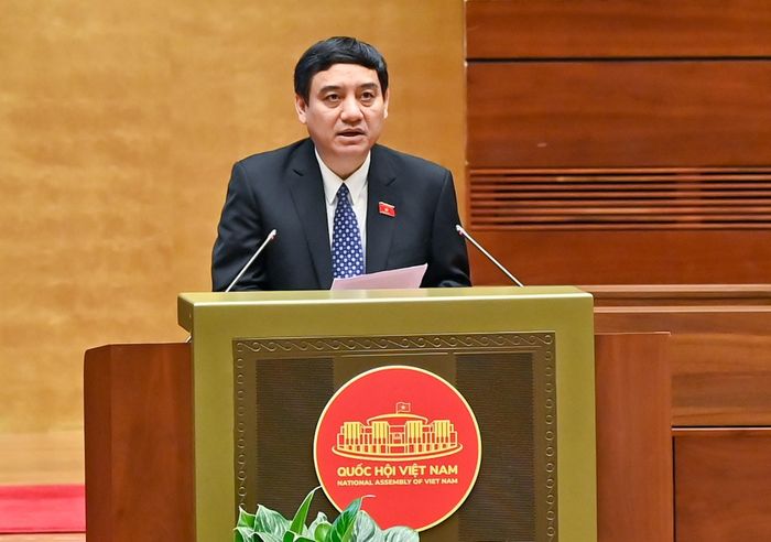 Chủ nhiệm Ủy ban Văn hóa và Xã hội của Quốc hội Nguyễn Đắc Vinh trình bày báo cáo. Ảnh: Quochoi.vn