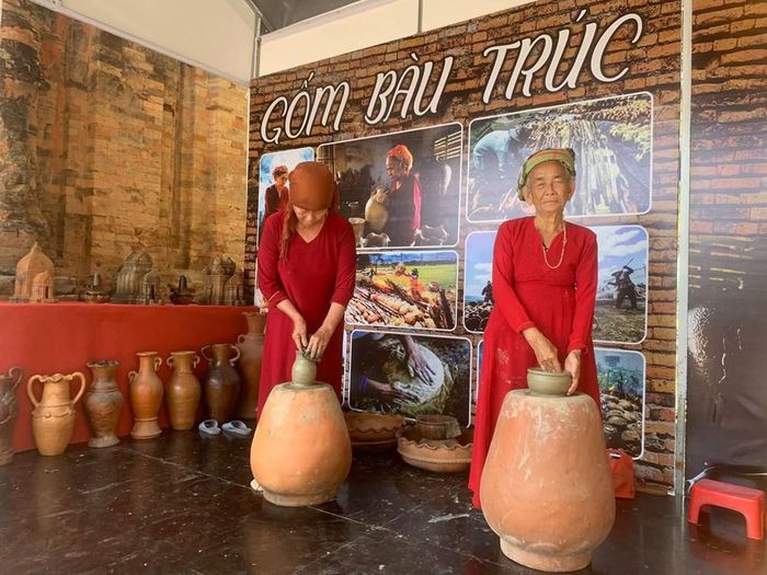Nghệ nhân Trượng Thị Gạch (bên phải)