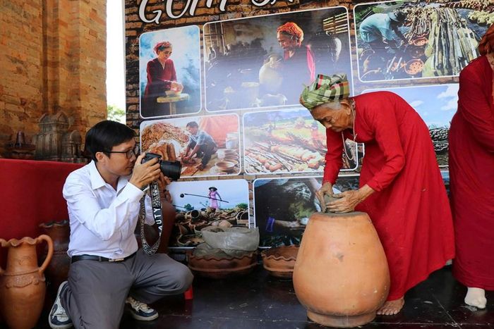 Chụp ảnh nghệ thuật làm gốm Chăm Bàu Trúc
