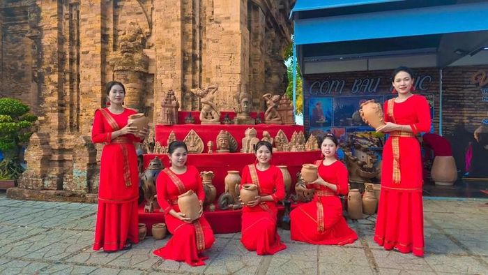 Các thiếu nữ Chắm với gốm Bàu Trúc tại Tháp Bà Ponagar Nha Trang