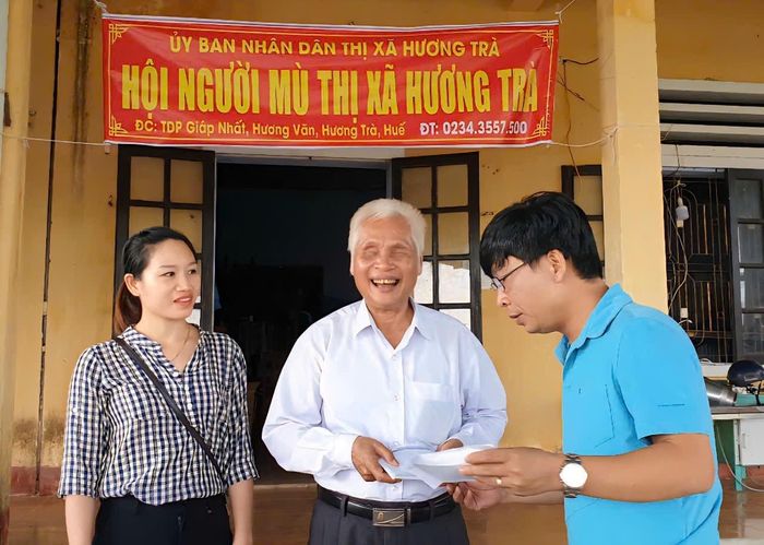 Vợ chồng nhà báo Văn Thắng tặng quà cho Hội người mù thị xã Hương Trà, thành phố Huế.