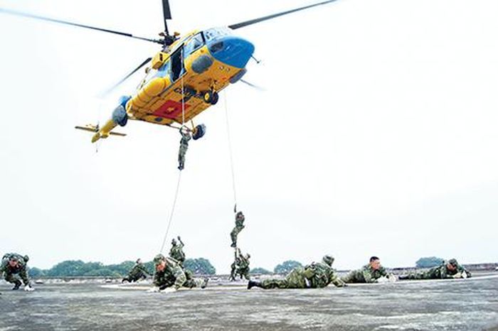 Trực thăng của Đoàn Không quân Ba Vì cùng một đơn vị đặc biệt tinh nhuệ thuộc Bộ Quốc phòng huấn luyện đổ bộ đường không trên nóc tòa nhà 5 tầng, tháng 7/2011. ẢNH: NGUYỄN MINH