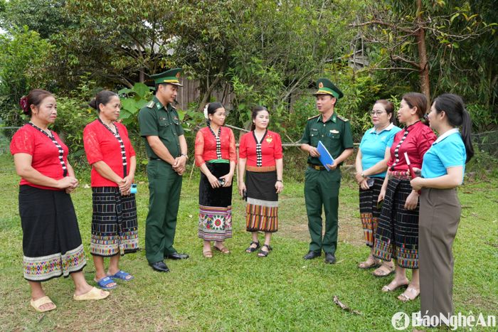 Cán bộ Biên phòng tuyên truyền pháp luật cho đồng bào biên giới ở huyện Quế Phong. Ảnh: Gia Huy