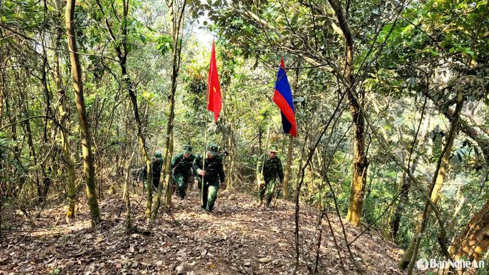 Bộ đội Biên phòng tỉnh Nghệ An và Bộ Chỉ huy Quân sự tỉnh Hủa Phăn, Lào trên thực hiện tuần tra song phương. Ảnh: Hải Thượng