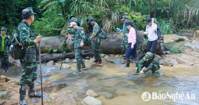 Phóng viên Báo Nghệ An phối hợp với với cán bộ, chiến sĩ Bộ Chỉ huy Bộ đội Biên phòng tỉnh thực hiện chuyên đề tuyên truyền về kết nghĩa giữa các bản hai biên biên giới Việt Nam - Lào. Ảnh: Hải Thượng